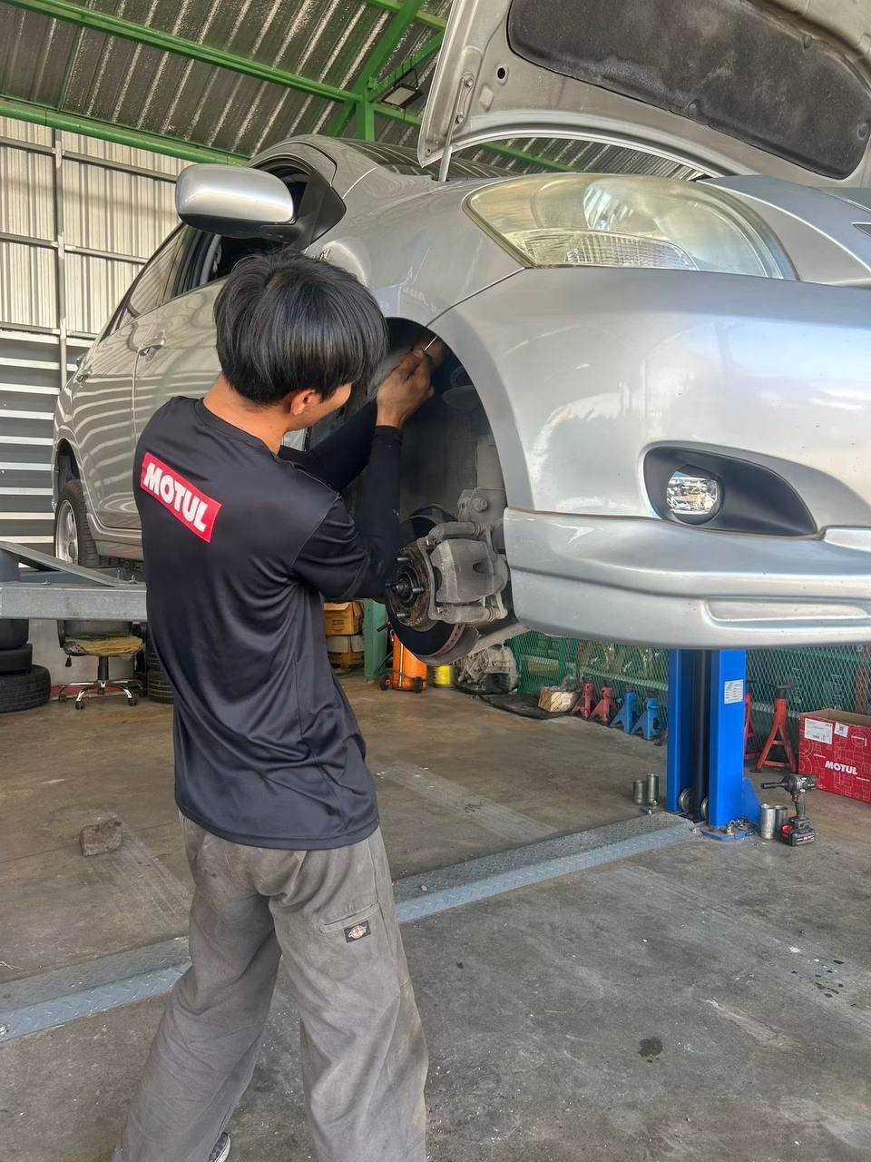 ช่างตรวจระบบเบรกของรถยนต์